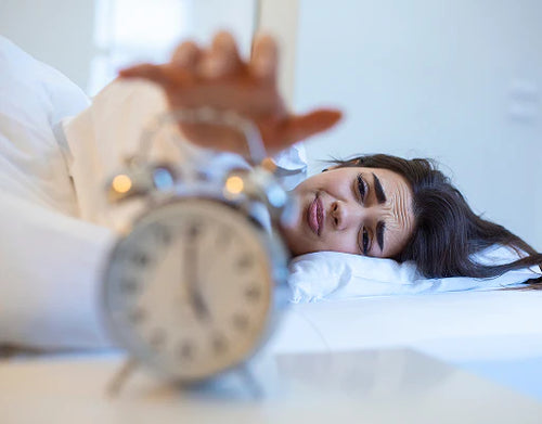 Te levantás agotada aunque hayas dormido 8 horas — como si no hubieras descansado nada.
